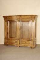 Schrank, norddeutsch, um 1760, Eiche massiv, auf gedrÜckten KugelfÜßen, 2-schÜbig, Fußleiste 10-fach getreppt, kassettiert, mit ...