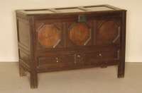 Truhe, England, um 1740, Eiche massiv, auf StollenfÜßen, gerillt, unten 1 Schublade, drei FÜllungen, Deckel gerahmt, SchlÖsser und BeschlÄge ...