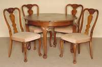 Eßzimmerensembel, deutsch, um 1910/15, bestehend aus Tisch und 4 StÜhlen, Tropenholz, Palisanderfurnier, Chippendalestil, KlauenfÜße, ...