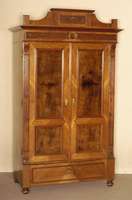 WÄscheschrank, mitteldeutsch, um 1880/90, GrÜnderzeit, 2-tÜrig, Korpus Weichholz, Nußbaumfurnier, Front auf Rahmen gearbeitet, Lisenen 3-fach ...
