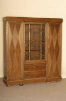 Vielzweckschrank, sÜddeutsch/wohl MÜnchen, um 1904/06, NÄhe zu Bruno Paul, Eiche und Buche massiv, Eichefurnier, z.T. in Rhomben verlegt , mit ...