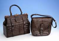Handtasche aus Alligator, 60er Jahre, dunkelbraun, 2 InnenfÄcher (1 x mit Reiß- verschluß), Trageriemen, Gebr.-spuren, ca. 26 x 15 x 30 cm
