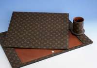 2-teil. Schreibtischset LOUIS VUITTON, Monogramm Canvas, best. aus Schreibtisch- unterlage (ca. 59.5 x 42 cm) und Stiftebe- hÄlter (H ca. 11.5 ...