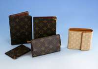 Konvolut 4 LOUIS VUITTON Accessoires, 1 x GeldbÖrse, 1 x Kreditkartenetui, 1 x Brieftasche, 1 x BriefmÄppchen, Monogramm Canvas, min. Gebr.-Sp.
