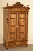 Schrank, deutsch, um 1870, GrÜnderzeit, Korpus Weichholz, Nußbaumfurnier, auf KugelfÜßen, 1 Schublade, Lisenen gerillt, in Veluten auslaufend, ...