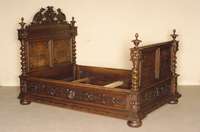 Schlafzimmer, Frankreich, um 1870, Eiche massiv, bestehend aus Bett und Kommode mit Spiegelaufsatz, Bett mit stark gedrechselten SÄulen, Fußende ...