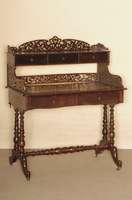 Damenschreibtisch, deutsch/wohl Berlin, um 1860, SpÄtbiedermeier, Korpus Weichholz, Mahagoni z.T. massiv, Mahagonifurnier, reich gedrechselte ...