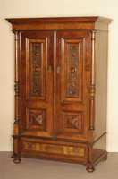 Schrank, deutsch, um 1880, GrÜnderzeit, Korpus Weichholz, Nußbaumfurnier, z.T. gespiegelt, auf KugelfÜßen, Lisenen mit vorgesetzten ...