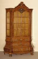 Barockstilvitrine, Holland, um 1960, nach altem Vorbild, Korpus Weichholz/Hartholz, Wurzelnußfurnier, z.T. gespiegelt, schÖnes Furnierbild, ...