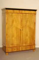 Schrank, deutsch, im Stil von 1820, Korpus Weichholz, Kirschbaumfurnier, eckige FÜße, unten mit 2 Schubladen, diese schwergÄngig, 2 TÜren, ...