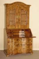 Aufsatzkommode mit SekretÄrteil, deutsch, 3 -schÜbige Kommode um 1760, Korpus Weichholz, Nußbaumfurnier, Front mit Fadenintarsien, z.T. ...