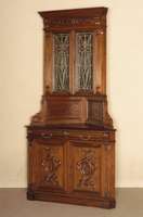 Eckschrank, Frankreich, um 1880, aus amerikanischer Kiefer, sogenannte Pitch Pine, Lisenen gerillt, in Veluten auslaufend, Oberteil mit ...
