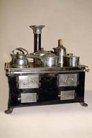 Puppenherd, deutsch, um 1900, wohl Bing, Metall, auf KlauenfÜßen stehend, mit original Wasserschiff, Stielkanne, Kasserolle, Teekanne , Pfanne ...