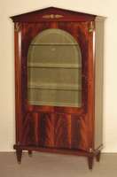 Vitrine, Frankreich, um 1920, Empirestil, Korpus Weichholz, z.T. Tischlerplatte, Mahagonifurnier, auf konischen Beinen, abgesetzt mit ...