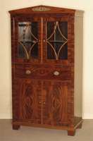 Schrank, England, um 1820, George III, Korpus Weichholz, Mahagonifurnier, ausgesuchtes Pyramidenmahagonifurnier gespiegelt, 2 TÜren, darunter ...