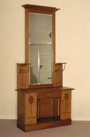 Großer Spiegelaufsatz, deutsch, um 1910, Eiche massiv, z.T. furniert, seitlich TÜren mit Ebenholzintarsien, mittig Freifach mit freistehenden ...