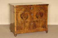 Kommode, sÜddeutsch, um 1850, Korpus Weichholz, Nußbaumfurnier, Front mit ausgesuchtem Wurzelfurnier, BeschlÄge und SchlÖsser original, ...