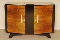 ArtDeco-Sideboard, Frankreich, um 1920, kaukasischer Nußbaum gespiegelt furniert, teilweise schwarz abgesetzt, geschwungene, abschließbare ...