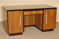 ArtDeco-Schreibtisch, Nußbaum, zum Teil schwarz abgesetzt, zweitÜrig mit Schublade, TÜren und Schublade abschließbar, frei stellbar, ...