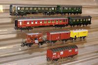 Konvolut 10 Personenwagen, MÄrklin, 60er/70er Jahre, Spur HO, 5 D-Zug-Wagen, grÜn, Blech, 2. Klasse, alle wohl Nr. 4037, dazu 2 Speisewagen der ...