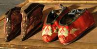 Schuhe fÜr eingebundene FÜße, China, um 1880 und um 1920, Seide, SchÄtzwert: 1600.- EURO, EHZ: 3