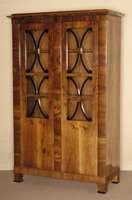 WÄscheschrank, sÜddeutsch/Österreich, um 1830/40, Korpus Weichholz, dickes SÄgefurnier gespiegelt verlegt, Lisene und Schlagleiste quer ...