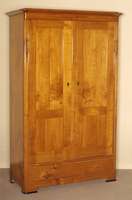Kleiderschrank, Österreich/Ungarn, um 1830/40, Kirschbaum massiv, Front auf Rahmen gearbeitet, original Schloß und BeschlÄge, harmonischer ...