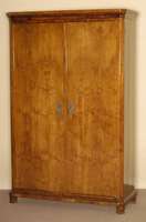 Biedermeierschrank, sÜddeutsch, um 1830/35, Korpus Weichholz, Nußbaumfurnier, z.T. gespiegelt verlegt, Kranz und Zarge 3- bzw. 4 -fach getreppt, ...