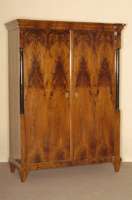 Kleiderschrank, nord- bzw. mitteldeutsch, um 1825/35, Korpus Weichholz/Hartholz, Pyramidenmahagonifurnier, 4-fach gespiegelt verlegt, ...