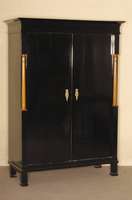 Biedermeierschrank, sÜddeutsch, um 1830/40, Kastanie massiv, RÜckwand Weichholz, Lisenen mit HalbsÄulenverzierung, komplett geschwÄrzt, ...
