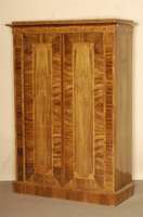 Kleider- bzw. Zierschrank, Österreich, um 1820/30, Korpus Weichholz, ausgesuchtes Wurzelnußfurnier, gespiegelt bzw. quer verlegt , Intarsien mit ...