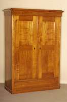 kleiner Kleiderschrank, sÜd- bzw. westdeutsch, um 1830/40, Front auf Rahmen gearbeitet, Kirschbaum massiv, TÜreinlagen gespiegelt verlegt, ...