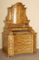 TabernakelsekretÄr, sÜddeutsch/Umkreis Stuttgart, um 1750, Korpus Weichholz, Nußbaumfurnier, Unterteil 3-schÜbig, Mittelteil 4 Schubladen, ...