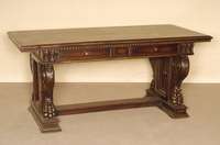 sogenanntes Bureau Plat, flÄmisch, im florentinischem SpÄtrenaissancestil, Korpus Weichholz/Hartholz, Nußbaumfurnier, Wangen mit reicher ...