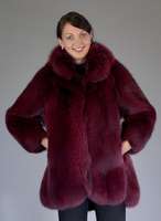 Jacke aus Blaufuchs, Gr. 38, aubergine gefÄrbt, Abschluß bogenfÖrmig, RÜckenl. ca. 80 cm