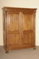 Schrank, deutsch, um 1880, GrÜnderzeit, Eiche massiv, auf KugelfÜßen, seitlich doppelt gerahmt, gedrechselte VollsÄulen, 2 TÜren kassettiert, ...