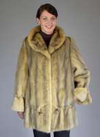 Nerz-Longjacke, Gr. 40/42, grau und beige eingefÄrbt, Kragen mit Zierknopfabschluß, grau meliertes Innenfutter mit Innentasche, 2 seitl. ...