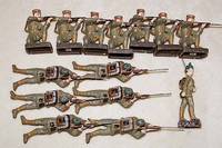 Konvolut Lineol/Elastolin-Soldaten, 30er Jahre , 6 liegende Soldaten mit Gewehr, 7 knieende Soldaten mit Waffe und ein marschierender Soldat, alle ...