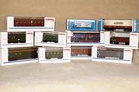 Konvolut 7 Personenwagen, MÄrklin, Spur HO, best. aus: 4 x 4039, 4229, 4214 und 4210, alle l. bespielt, alle in orig. Kartons