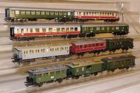 Konvolut 9 Personenwagen, MÄrklin, Spur HO, 2 x Blech, versch. AusfÜhrungen, alle bespielt