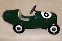 Tretauto, 60er Jahre, wohl England, Metall, grÜn lackiert, nach Vorbild eines berÜhmten Flitzers, min. an RÄdern und GehÄuse korrodiert, l. ...