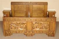 Bett und 2 Nachttische, datiert 1891, Eiche massiv, im sogenannten altdeutschen Stil, auf Rahmen gearbeitet, Schnitzereien aus dem Vollholz, ...