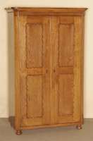 Schrank, um 1850/60, Eiche massiv, mit eingelegten SchlÜsselschildern (Pflaumenholz) und Fadenintarsien in Ahorn in den TÜrfeldern und ...