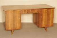 Schreibtisch, um 1960, Nußholz furniert, Innenablage und SchlÜssel vorhanden, Alters- und Gebrauchsspuren, ca. 77x150x73 cm