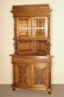 Eckschrank, deutsch, um 1870/80, GrÜnderzeit , Eiche massiv, teils furniert, Lisenen mit vorgesetzten gedrechselten HalbsÄulen, auf KugelfÜßen, ...