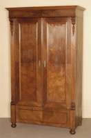 Schrank, deutsch, um 1880, GrÜnderzeit, Korpus Weichholz, Nußbaumfurnier, z.T. Wurzelfurnier, auf KugelfÜßen, Lisenen gerillt , in Veluten ...