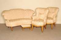 Sofa und 2 Sessel, deutsch, um 1860, Louis-Philippe, FÜße gebogen, Kirschbaum massiv, dazu FußbÄnkchen, Polsterung und goldfarbener Bezug ...
