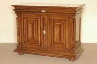 Frankfurter oder hessischer Wellenhalbschrank, um 1850/60, krÄftige Fußleiste, mehrfach gestuft, 2-tÜrig, wellenfÖrmig aufgebaut, Ecken als ...