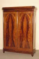 Schrank, Holland, um 1840/45, SpÄtbiedermeier, Korpus Eiche, Mahagonifurnier , z.T. gespiegelt, abgerundete Ecken, TÜrfÜllungen in gothischem ...