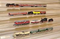 Konvolut MÄrklin Mini-Club, 80er Jahre, best aus: 1 Tenderlok und 1 Dampflok mit Tender, dazu 6 GÜterwagen und 3 Personenwagen, lt. Einl. ...